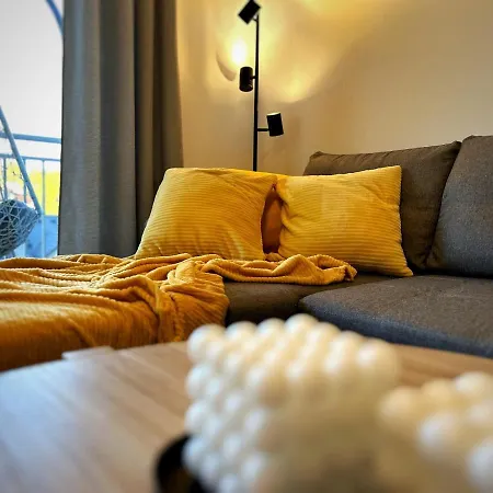 Cozy Hill Modern Box Apartment *